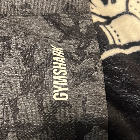 GYMSHARK MEDIUM NEVER WORK CAMO SCRUNCH LEGGINGS - Picture 3 of 6